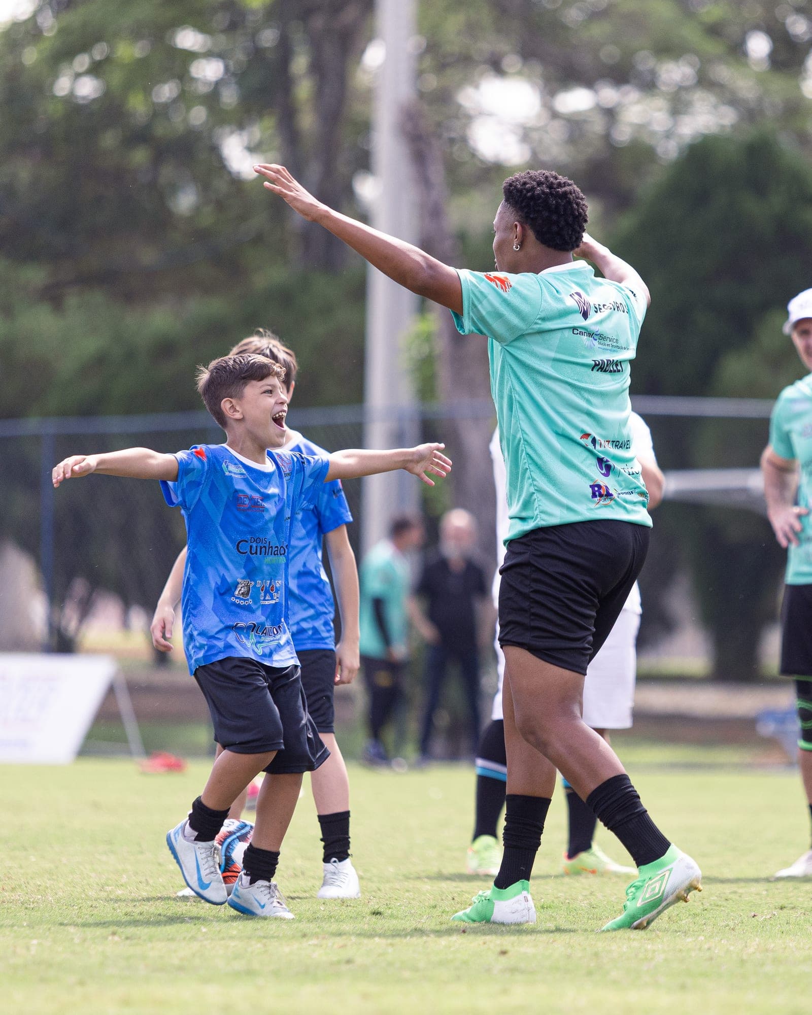 Comemoração entre participantes durante o Lendas Camp