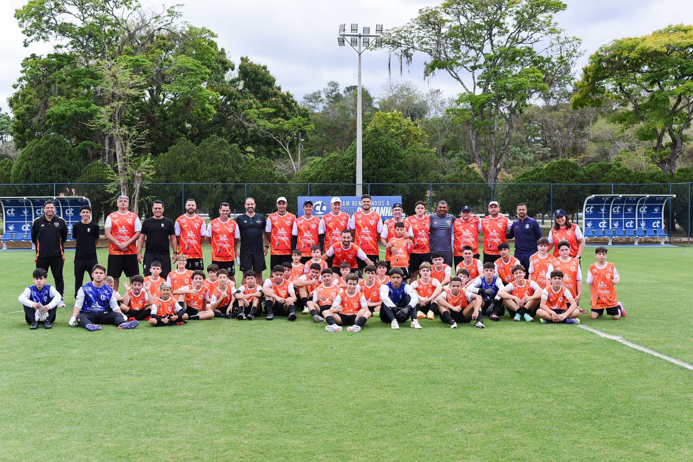 Participantes e equipe do Lendas Camp reunidos no gramado