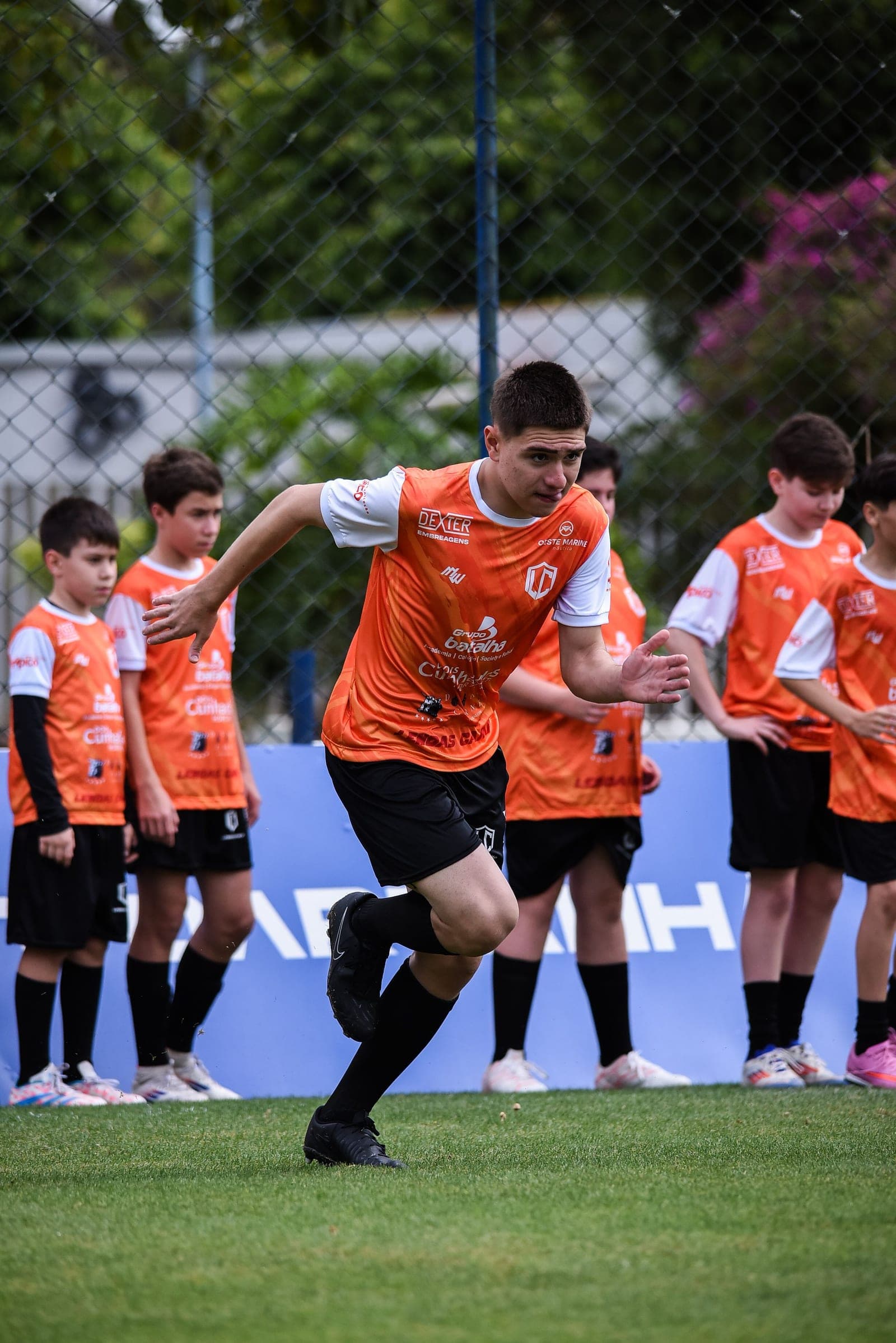 Jovem participante em ação durante o treino