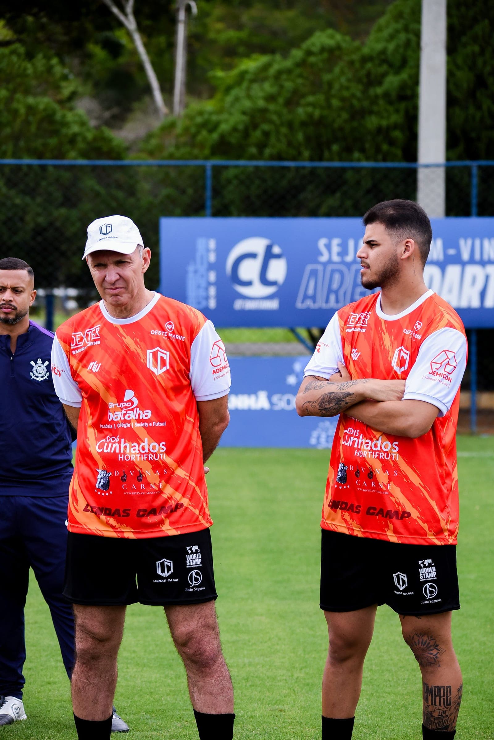 Dois integrantes do Lendas Camp no gramado