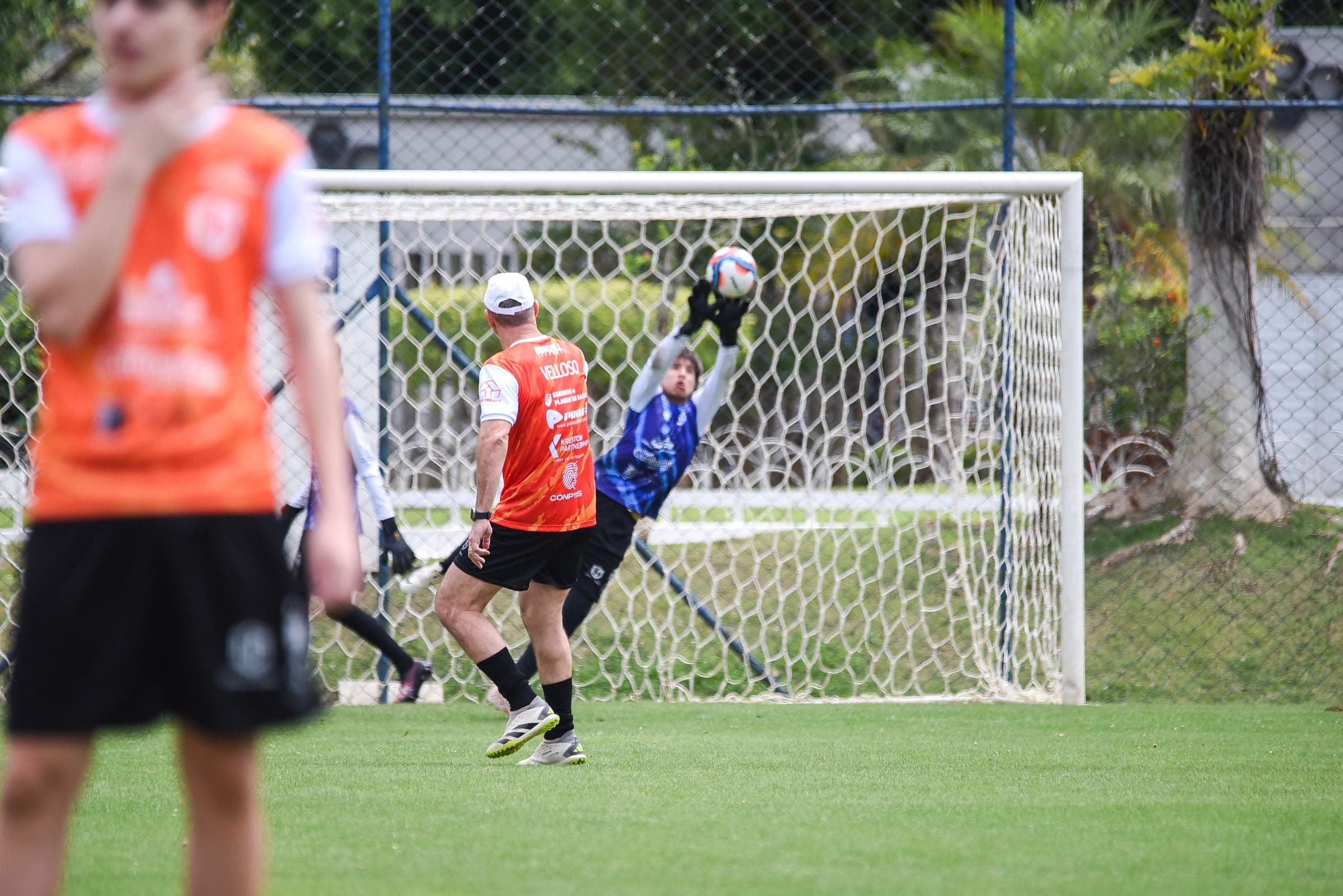 Defesa no gol durante atividade do Lendas Camp